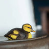 Gråand Ælling DecoBird - Håndskåret Træfigur Af Wildlife Garden