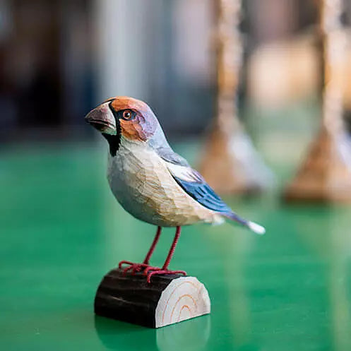 Kernebider DecoBird - Håndskåret Træfigur Af Wildlife Garden