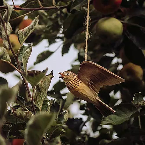 Flyvende Sanglærke DecoBird - Håndskåret Træfigur Af Wildlife Garden