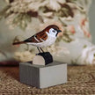 Skovspurv DecoBird - Håndskåret Træfigur Af Wildlife Garden