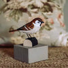 Skovspurv DecoBird - Håndskåret Træfigur Af Wildlife Garden