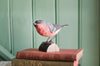 Dompap DecoBird - Håndskåret Træfigur Af Wildlife Garden