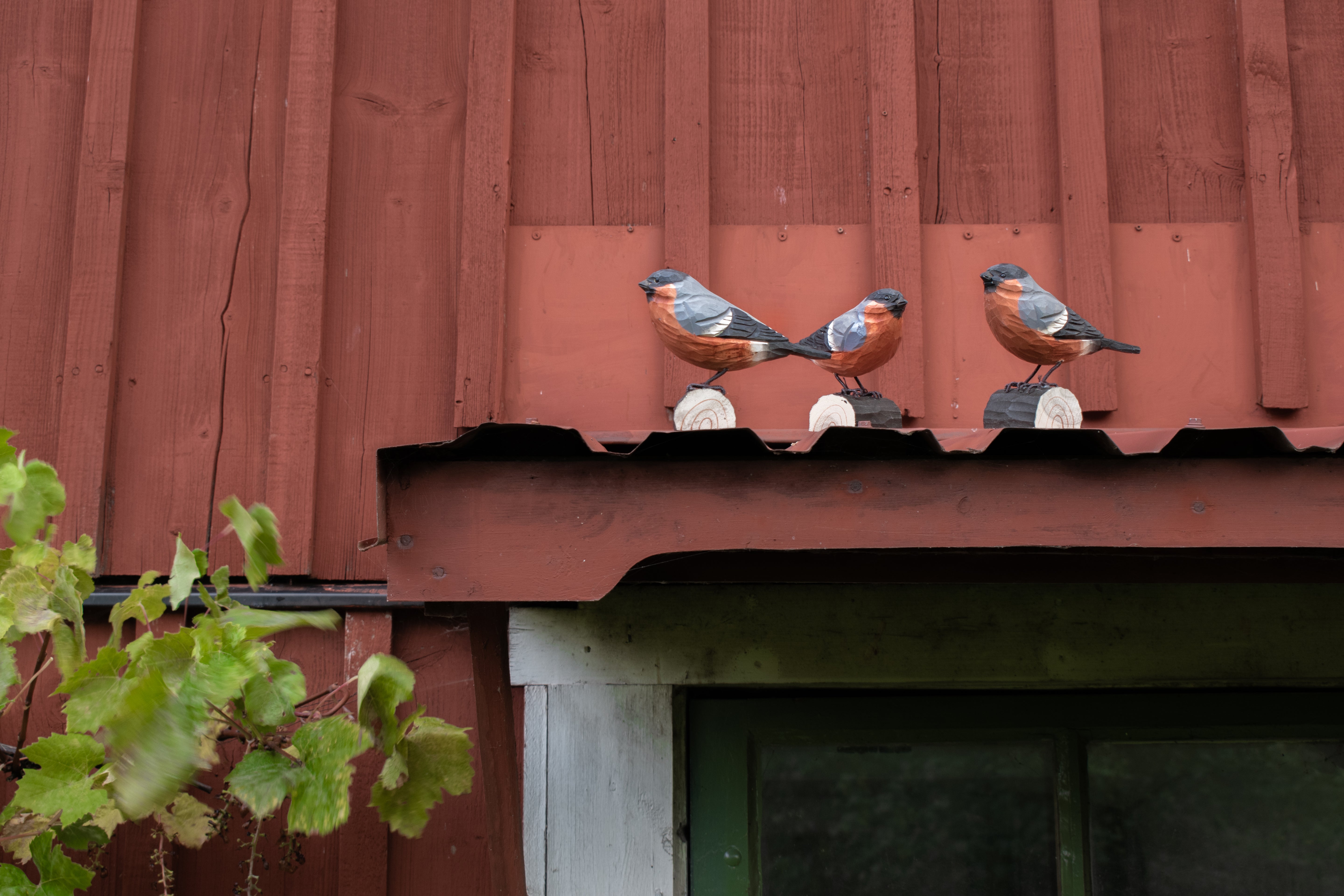 Dompap DecoBird - Håndskåret Træfigur Af Wildlife Garden
