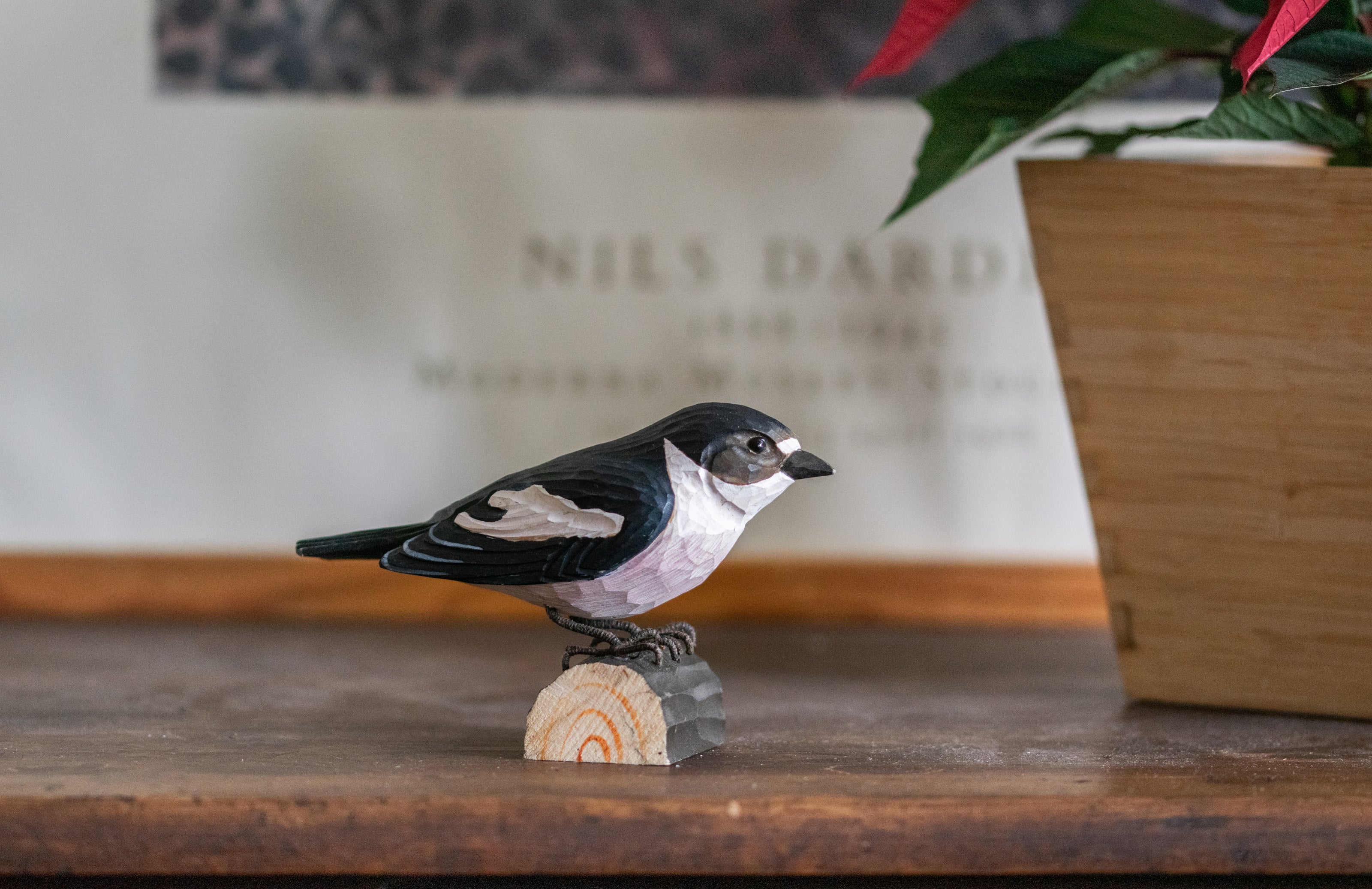 Broget Fluesnapper DecoBird - Håndskåret Træfigur Af Wildlife Garden