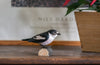 Broget Fluesnapper DecoBird - Håndskåret Træfigur Af Wildlife Garden