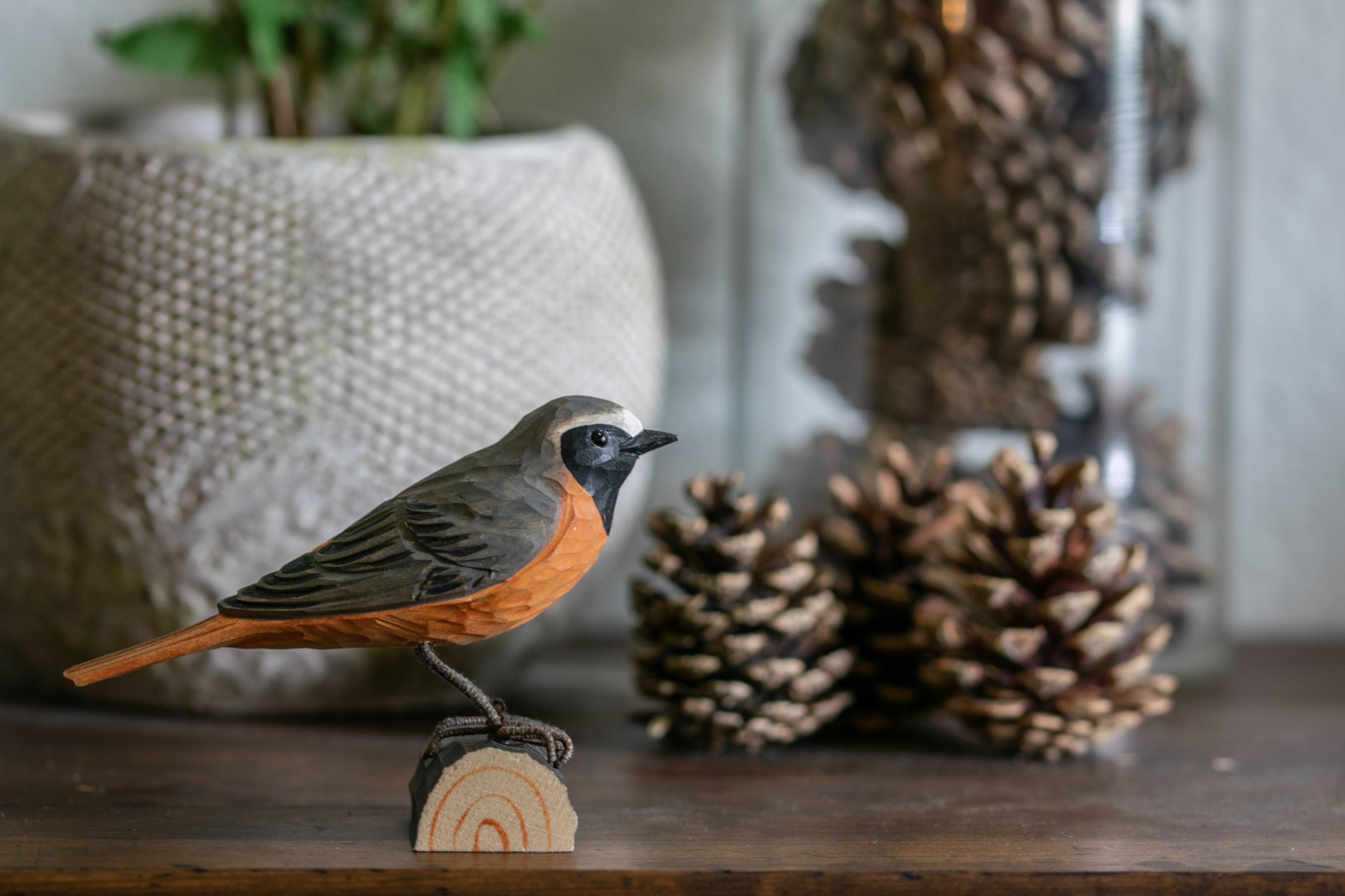 Rødstjert DecoBird - Håndskåret Træfigur Af Wildlife Garden