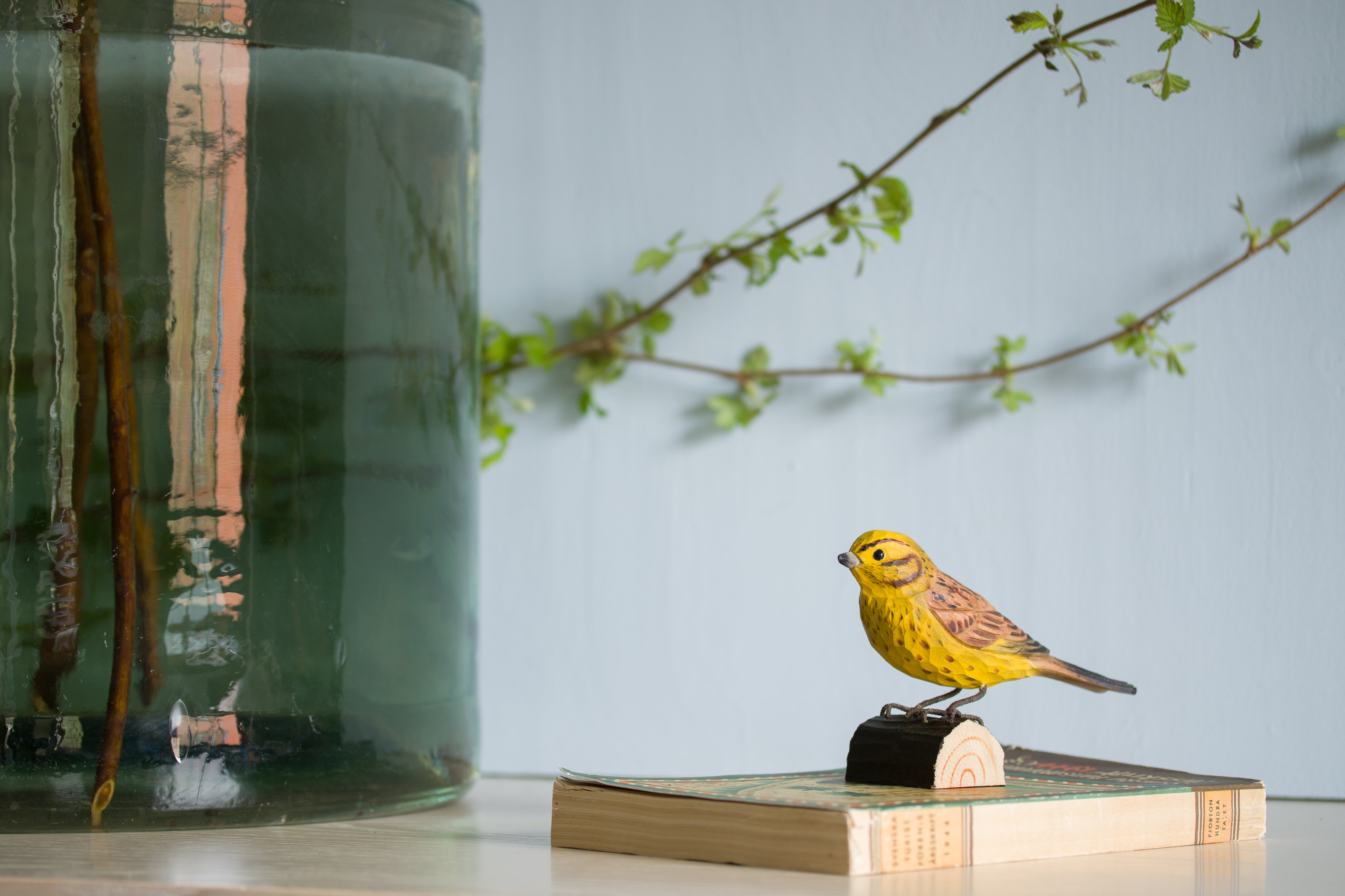 Gulspurv DecoBird - Håndskåret Træfigur Af Wildlife Garden