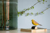 Gulspurv DecoBird - Håndskåret Træfigur Af Wildlife Garden