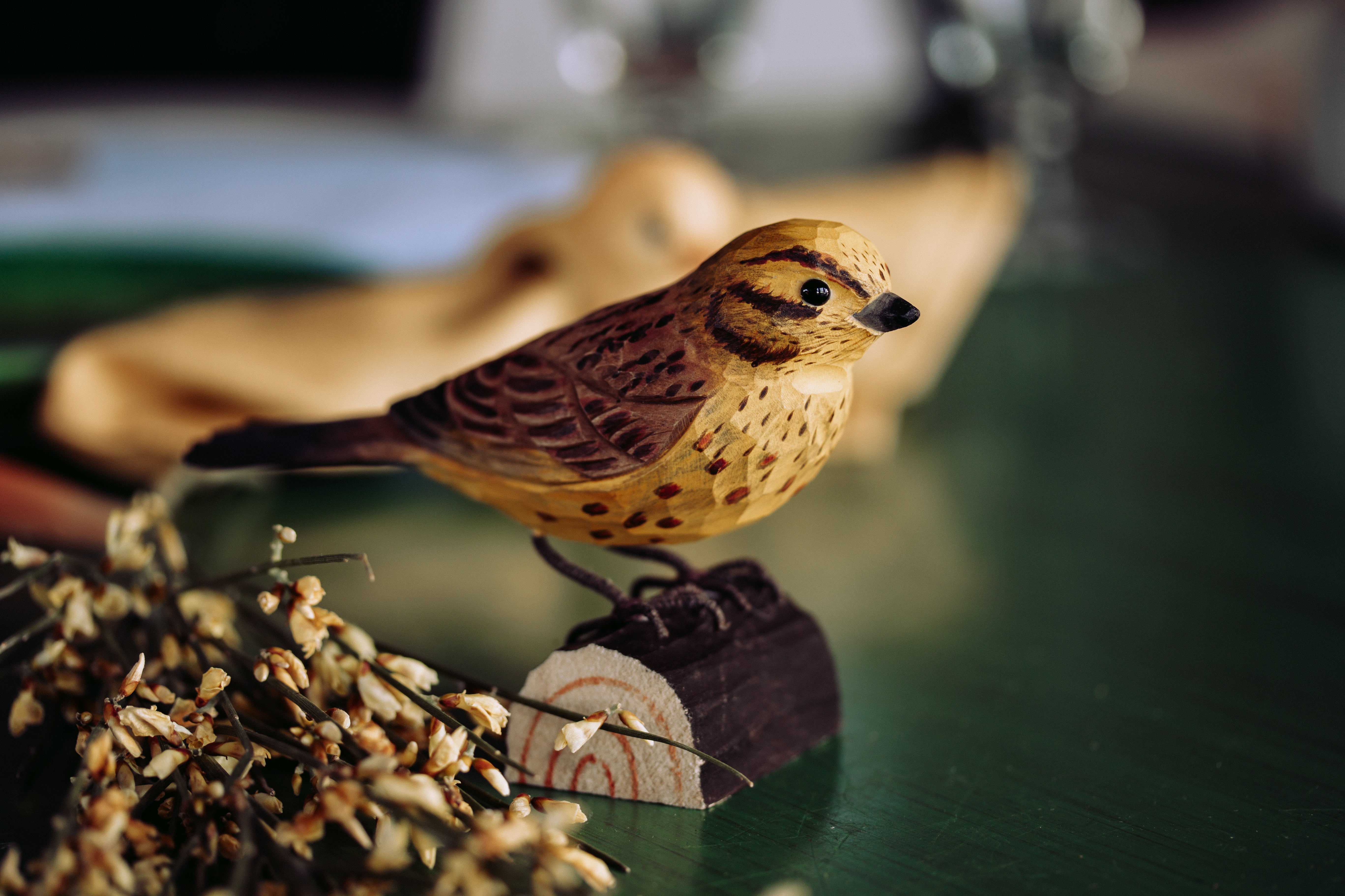 Gulspurv DecoBird - Håndskåret Træfigur Af Wildlife Garden