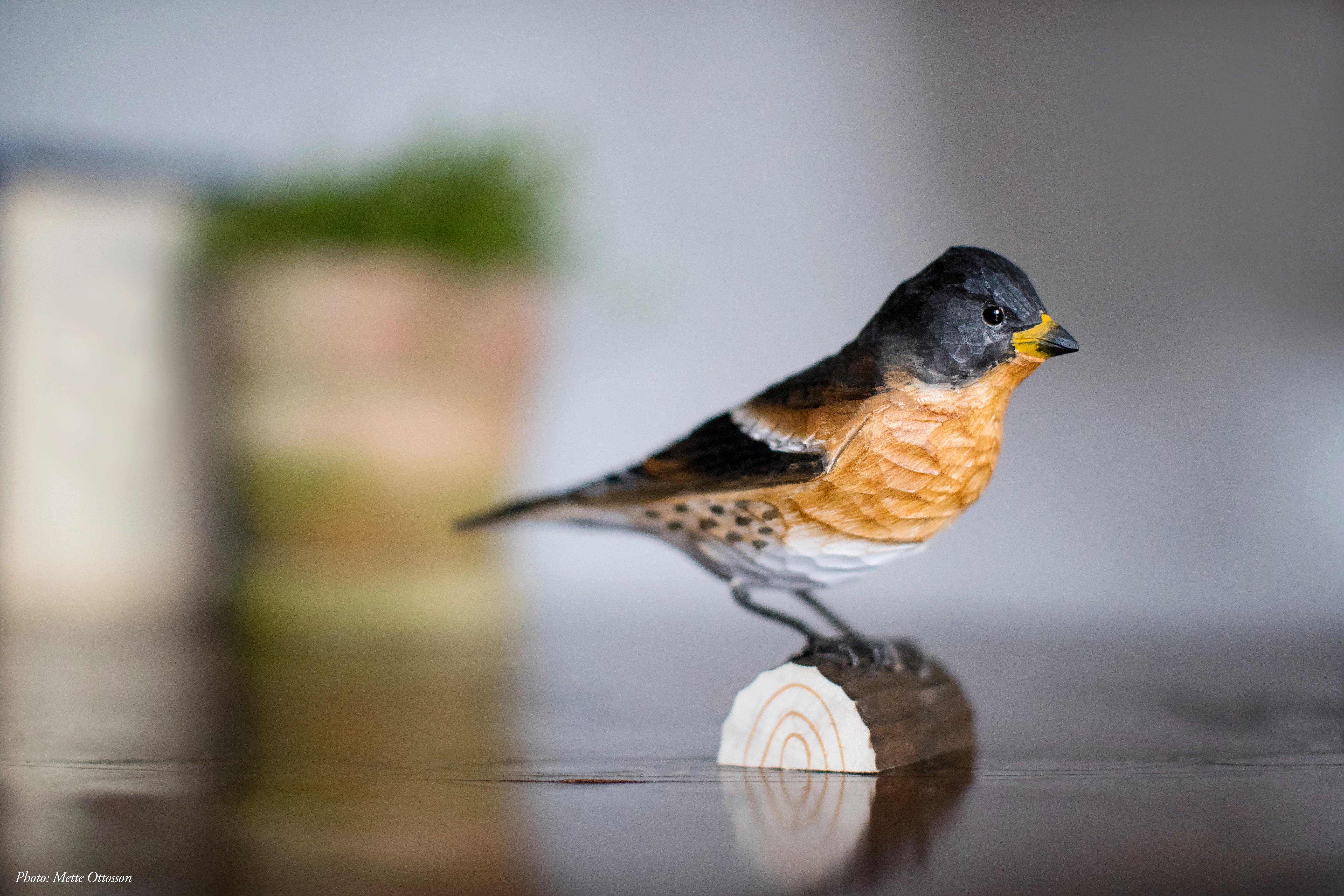 Kvækerfinke DecoBird - Håndskåret Træfigur Af Wildlife Garden