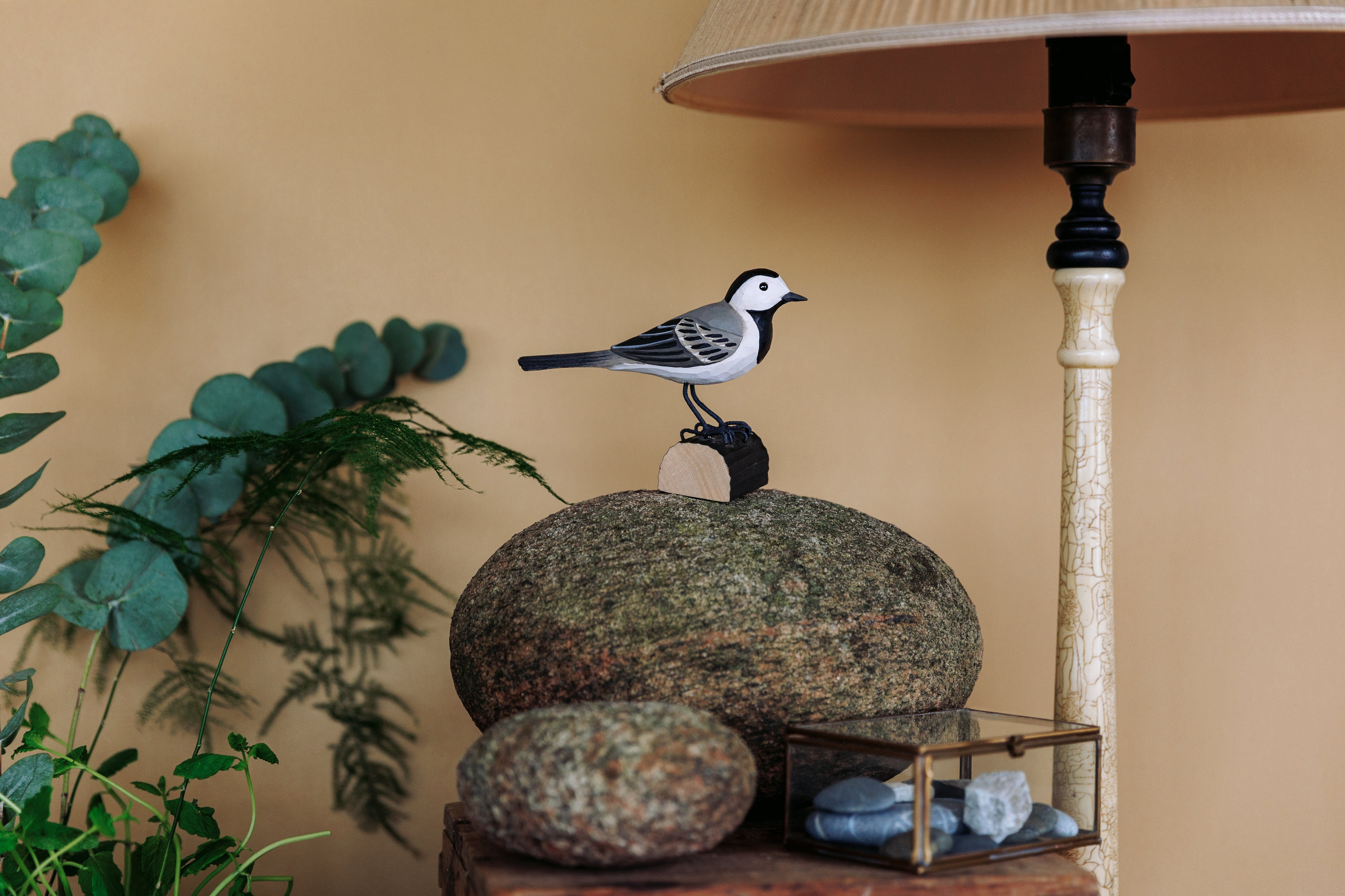 Hvid Vipstjert DecoBird - Håndskåret Træfigur Af Wildlife Garden