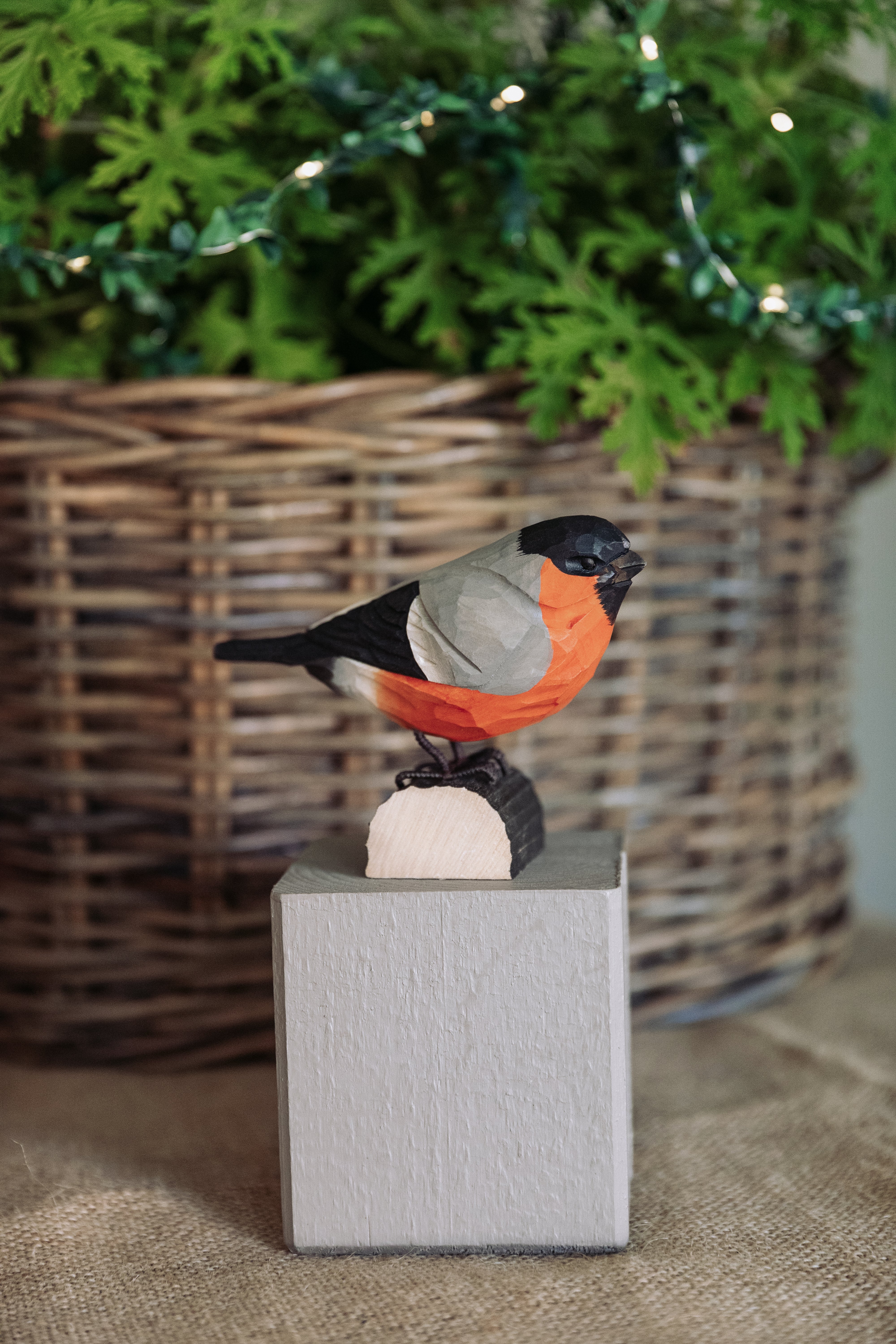 Dompap DecoBird - Håndskåret Træfigur Af Wildlife Garden
