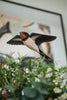 Flyvende Landsvale DecoBird - Håndskåret Træfigur Af Wildlife Garden