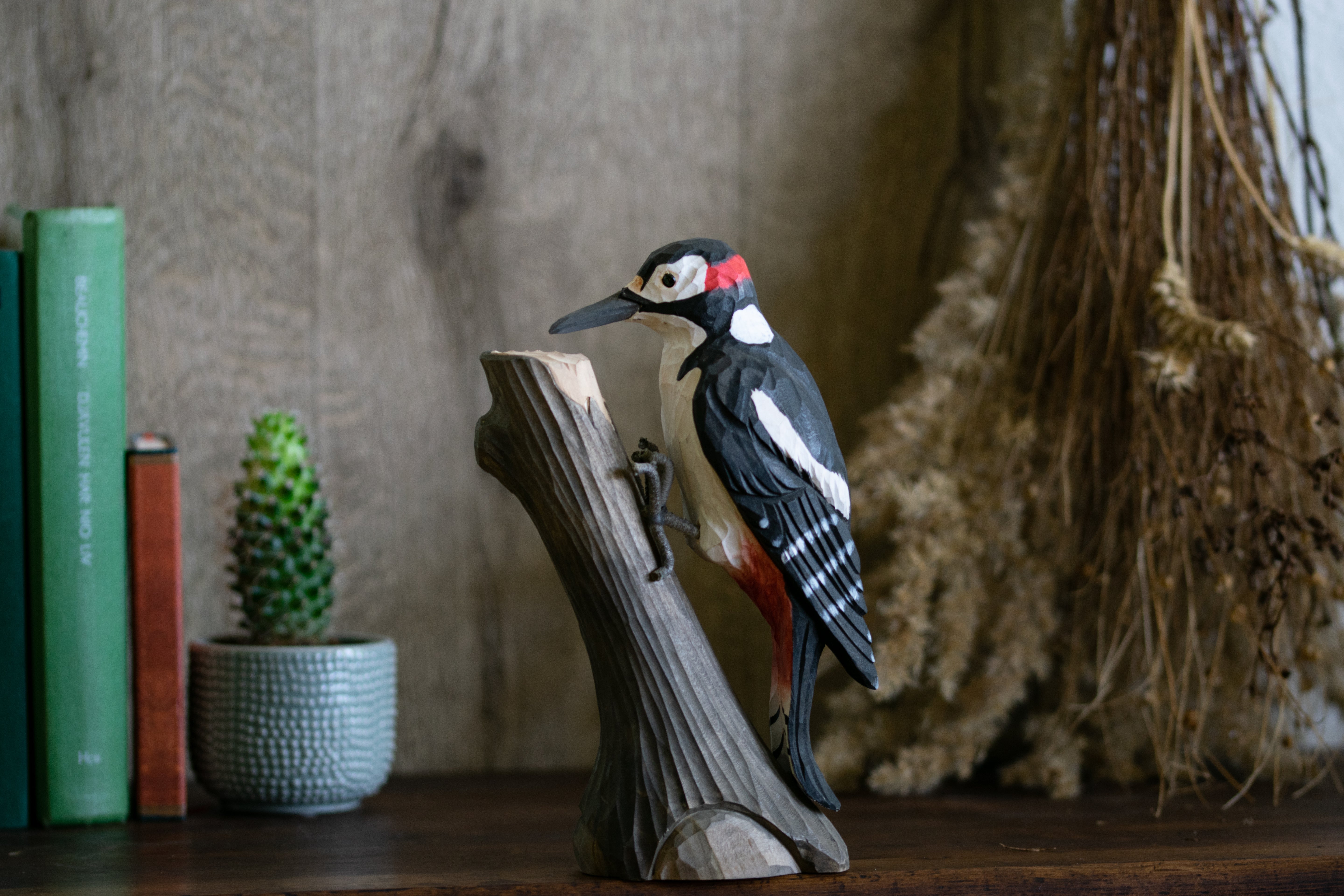 Stor Flagspætte DecoBird - Håndskåret Træfigur Af Wildlife Garden