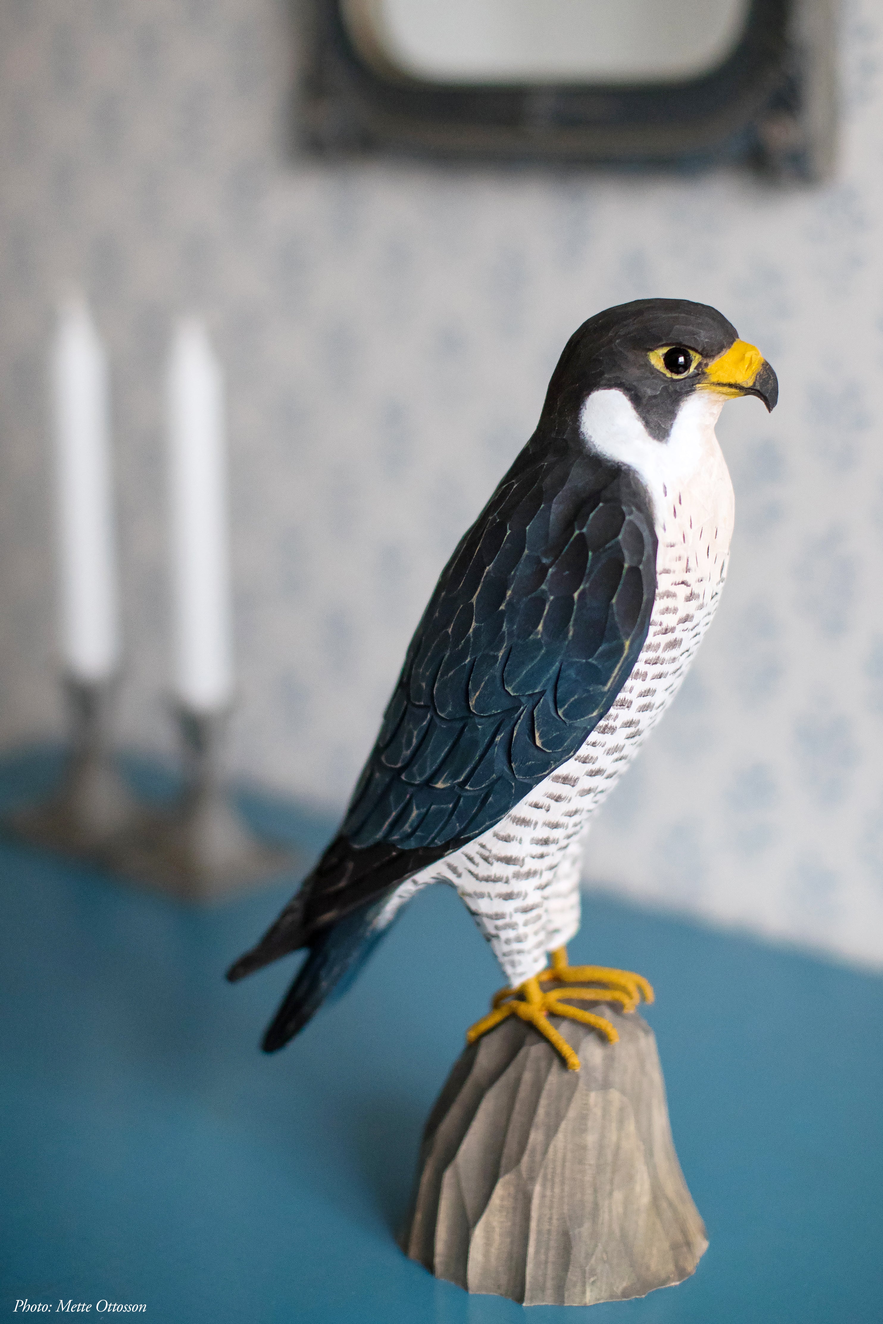 Vandrefalk DecoBird - Håndskåret Træfigur Af Wildlife Garden