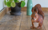 Rødt egern - Håndskåret Træfigur Af Wildlife Garden