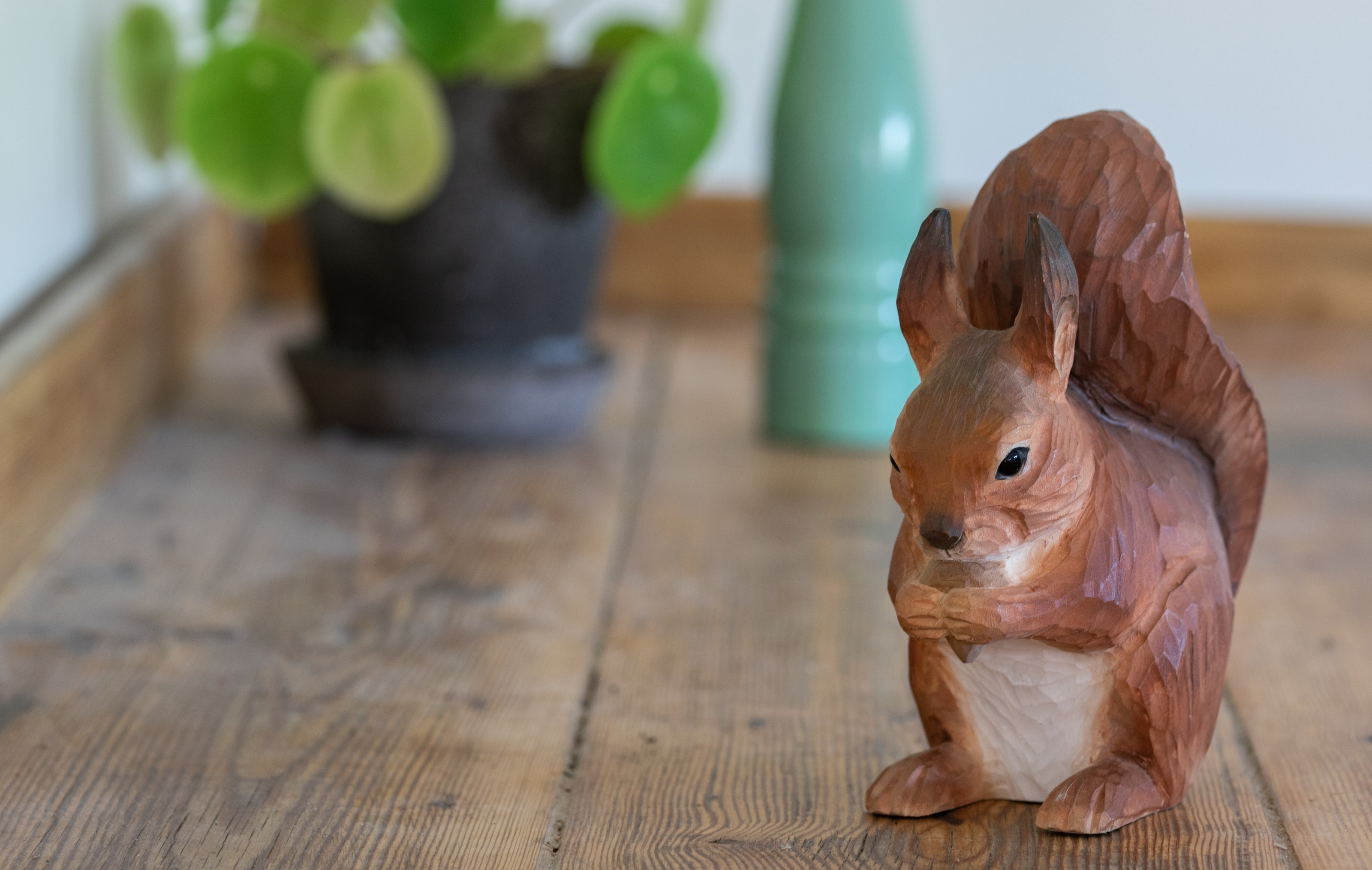 Rødt egern - Håndskåret Træfigur Af Wildlife Garden