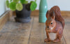 Rødt egern - Håndskåret Træfigur Af Wildlife Garden