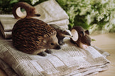 Pindsvin - Håndskåret Træfigur Af Wildlife Garden