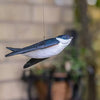Flyvende Bysvale DecoBird - Håndskåret Træfigur Af Wildlife Garden