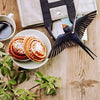 Flyvende Landsvale DecoBird - Håndskåret Træfigur Af Wildlife Garden