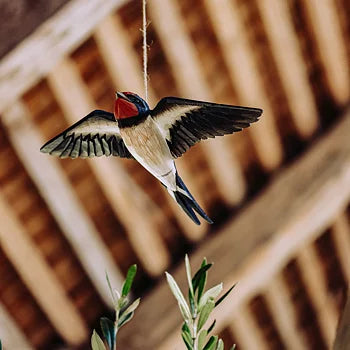 Flyvende Landsvale DecoBird - Håndskåret Træfigur Af Wildlife Garden