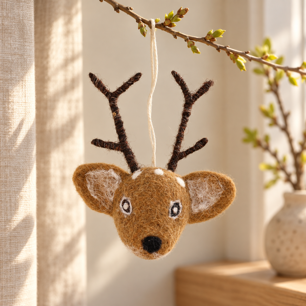 Bambi, brun – filtfigur fra Gry & Sif i naturlige omgivelser