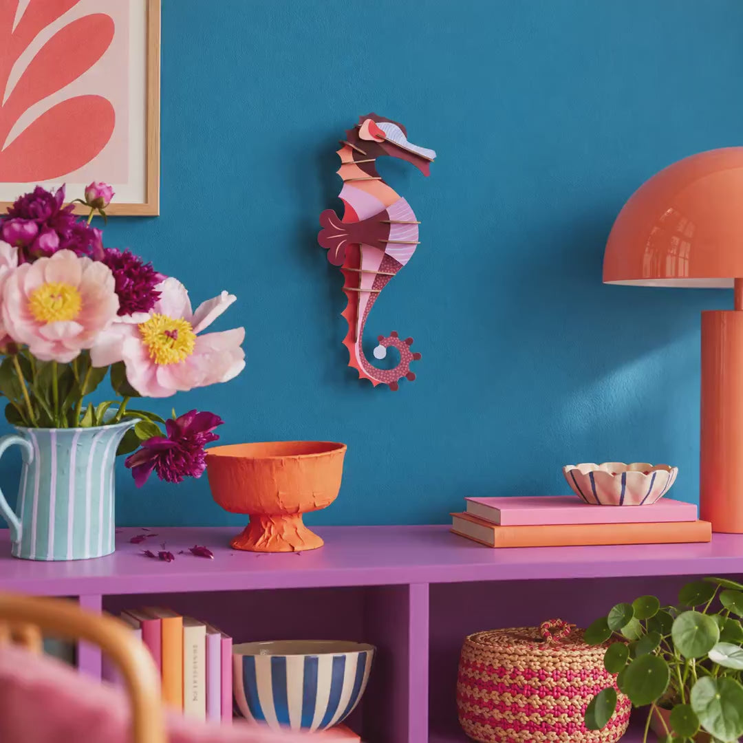 Indlæs video: Coraline Seahorse – 3D-vægdekoration fra Studio ROOF - Udgår