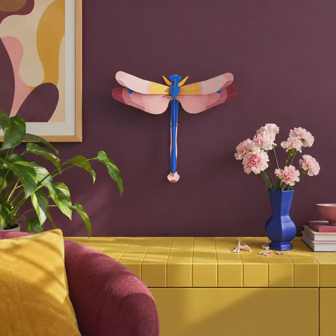 Indlæs video: Pink Dragonfly, version 2 – 3D-vægdekoration fra Studio ROOF - Udgår