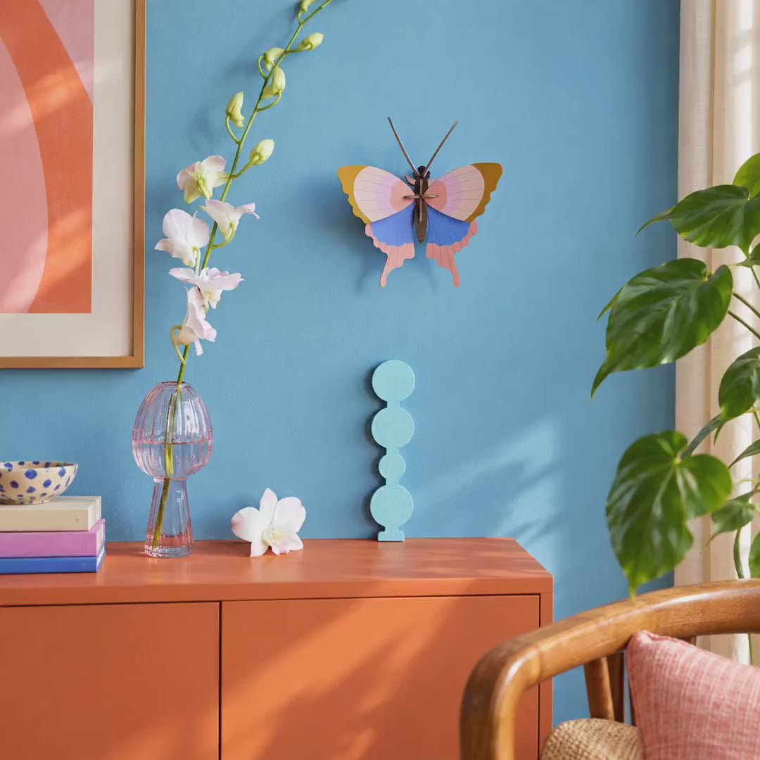 Indlæs video: Gold Rim Butterfly – 3D-vægdekoration fra Studio ROOF