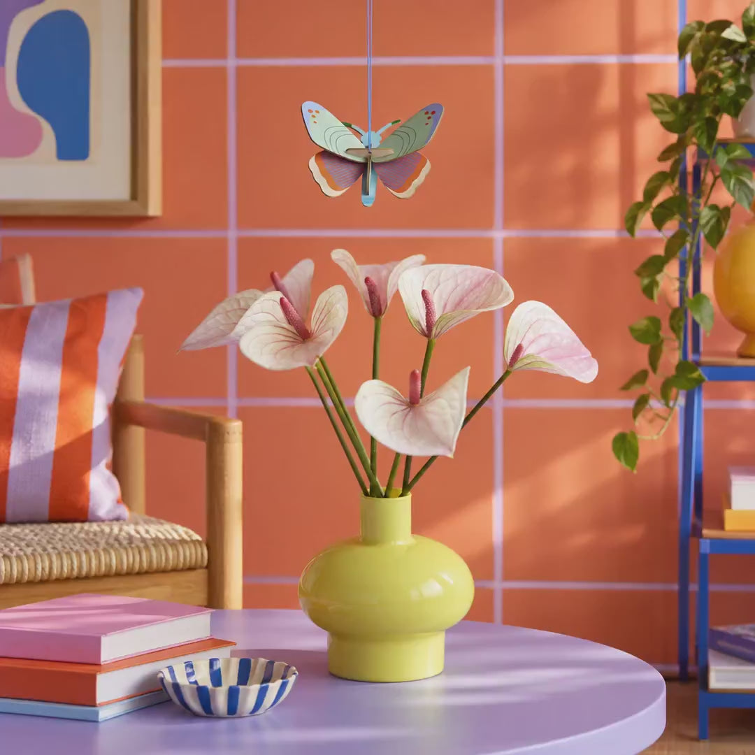 Indlæs video: Dotted Butterfly – Lucky Charm-ophæng fra Studio ROOF