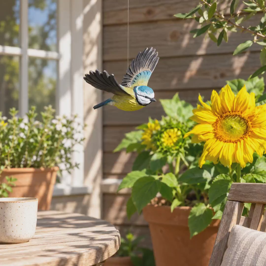 Indlæs video: Flyvende blåmejse – DecoBird-træfugl fra Wildlife Garden