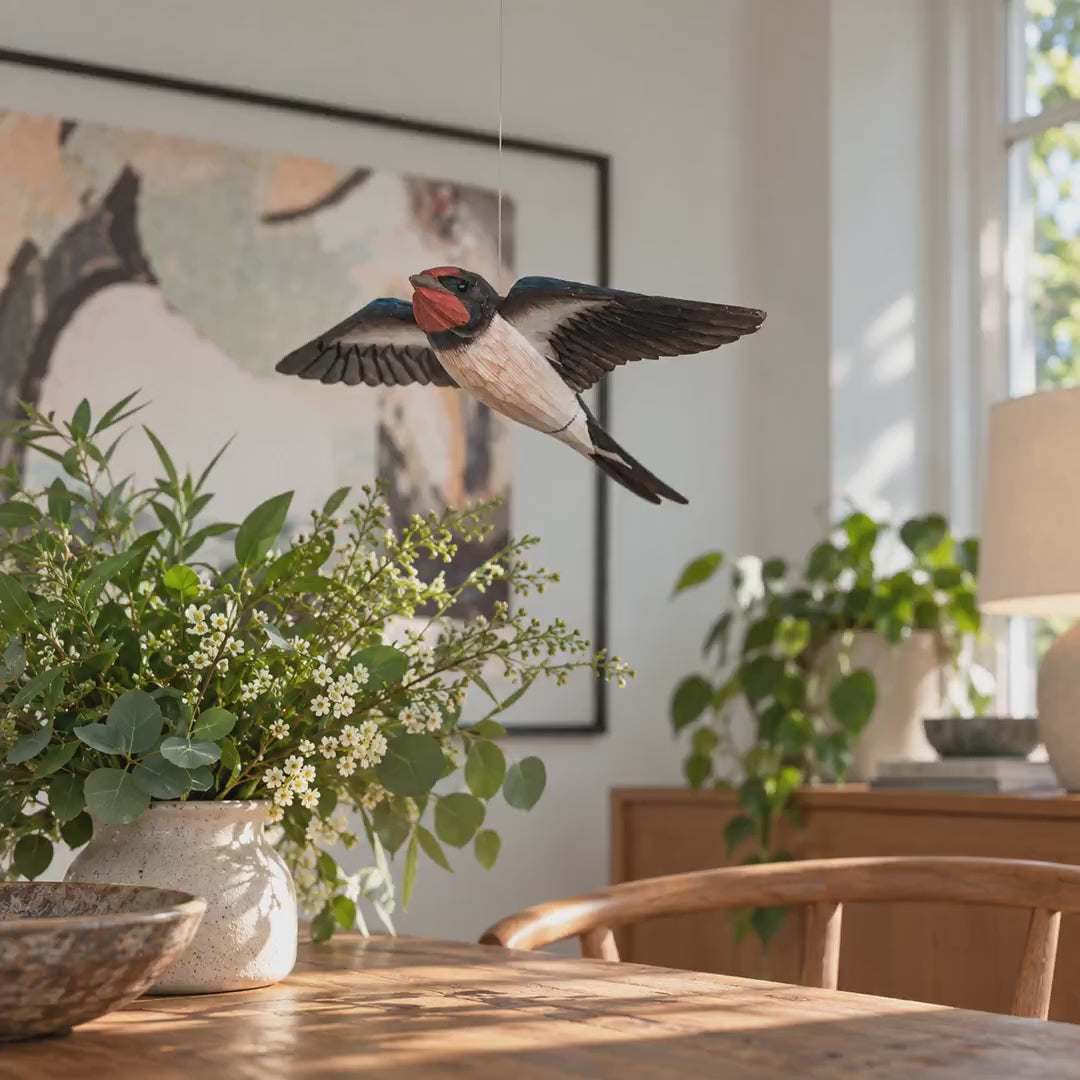 Indlæs video: Flyvende landsvale – DecoBird-træfugl fra Wildlife Garden
