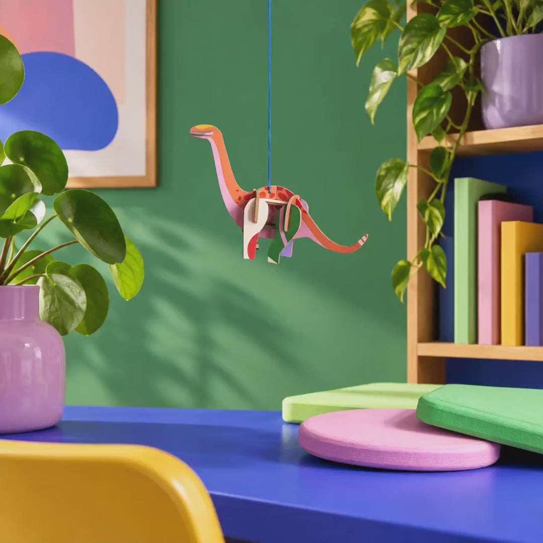 Indlæs video: Diplodocus – Lucky Charm-ophæng fra Studio ROOF