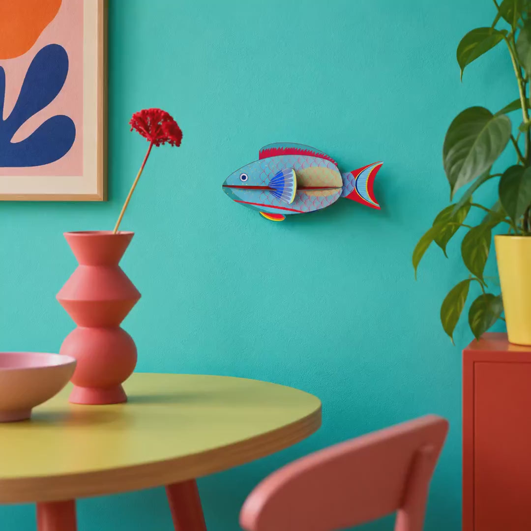 Indlæs video: Parrot Fish – 3D-vægdekoration fra Studio ROOF - Udgår