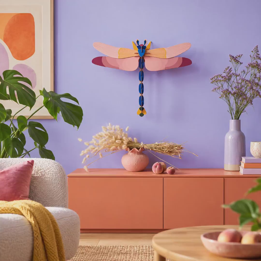 Indlæs video: Pink Dragonfly, version 1 – 3D-vægdekoration fra Studio ROOF - Udgår