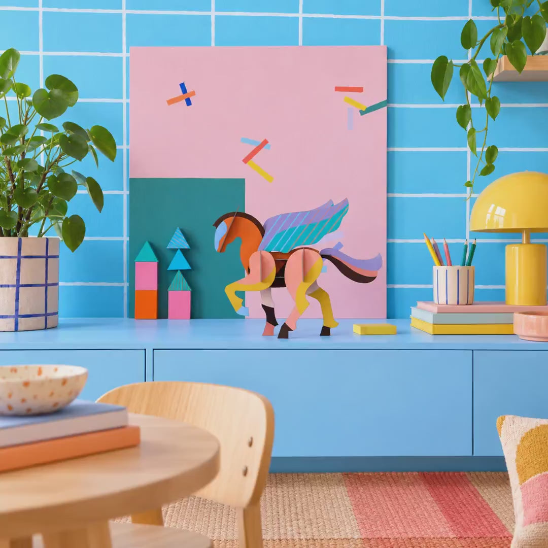 Indlæs video: Giant Pegasus – 3D-figur fra Studio ROOF - Udgår