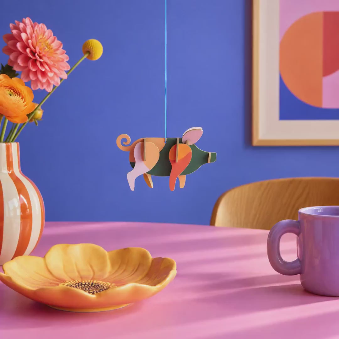 Indlæs video: Gris – Lucky Charm-ophæng fra Studio ROOF