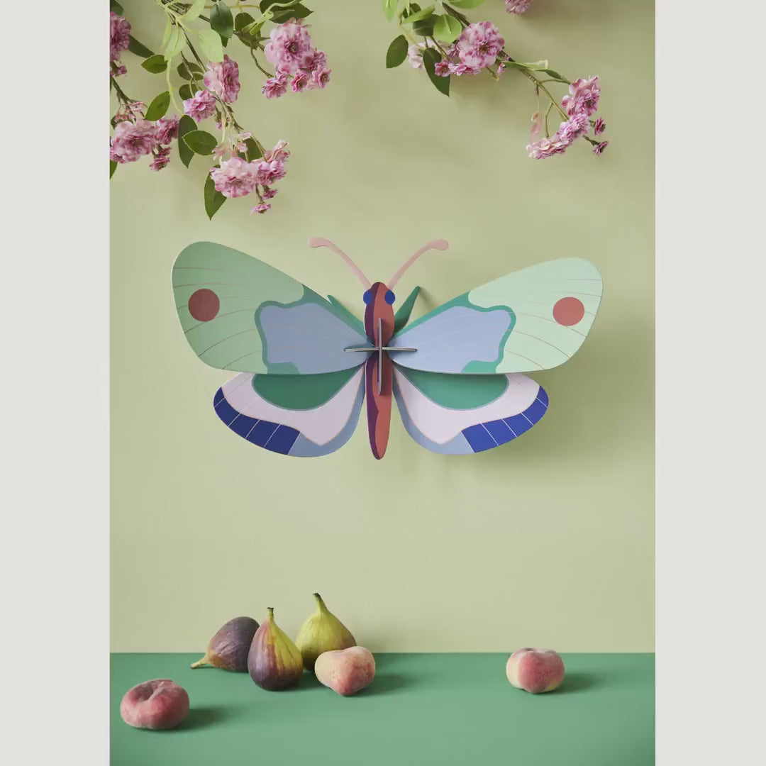 Indlæs video: Mint Forest Butterfly – 3D-vægdekoration fra Studio ROOF