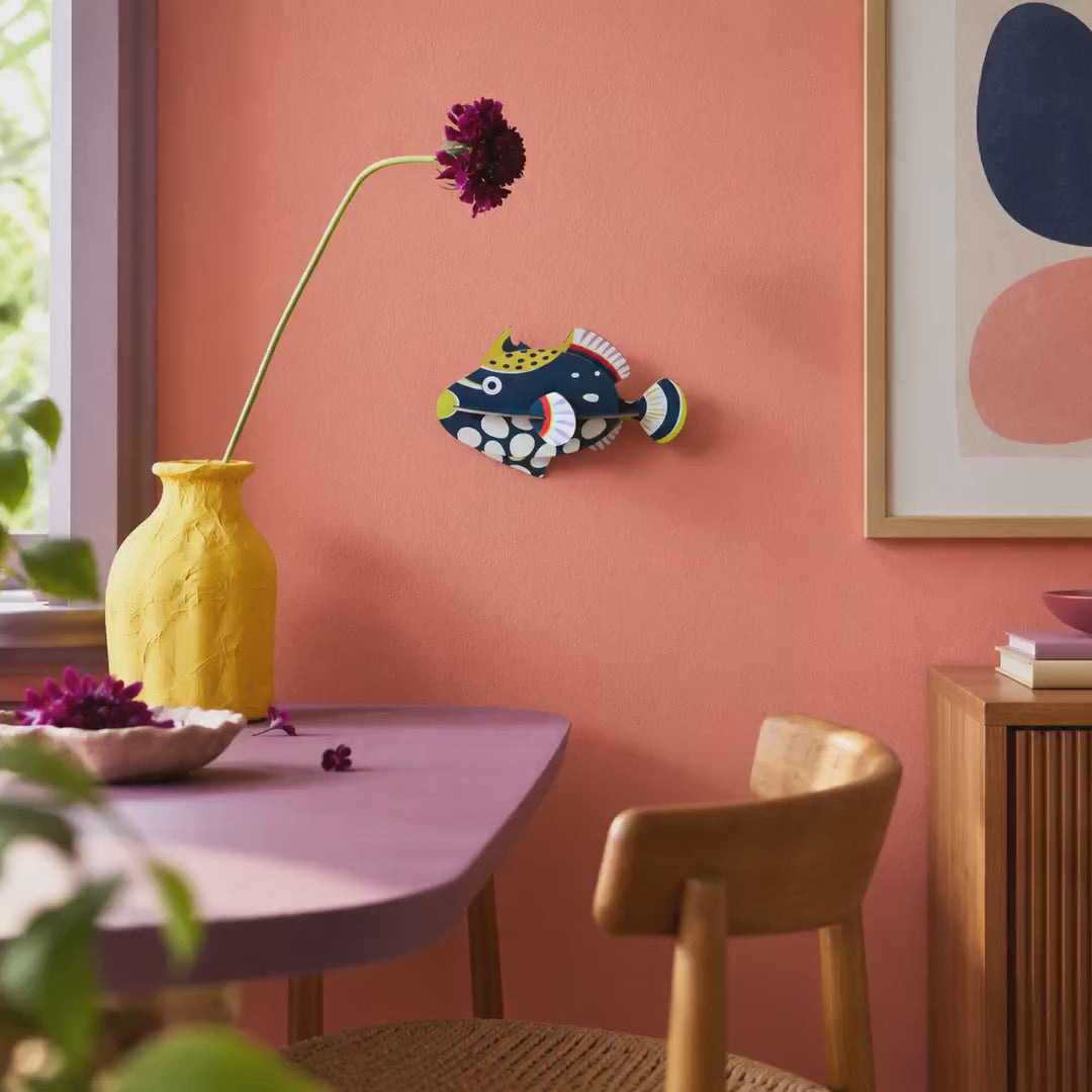 Indlæs video: Clown Triggerfish – 3D-vægdekoration fra Studio ROOF - Udgår