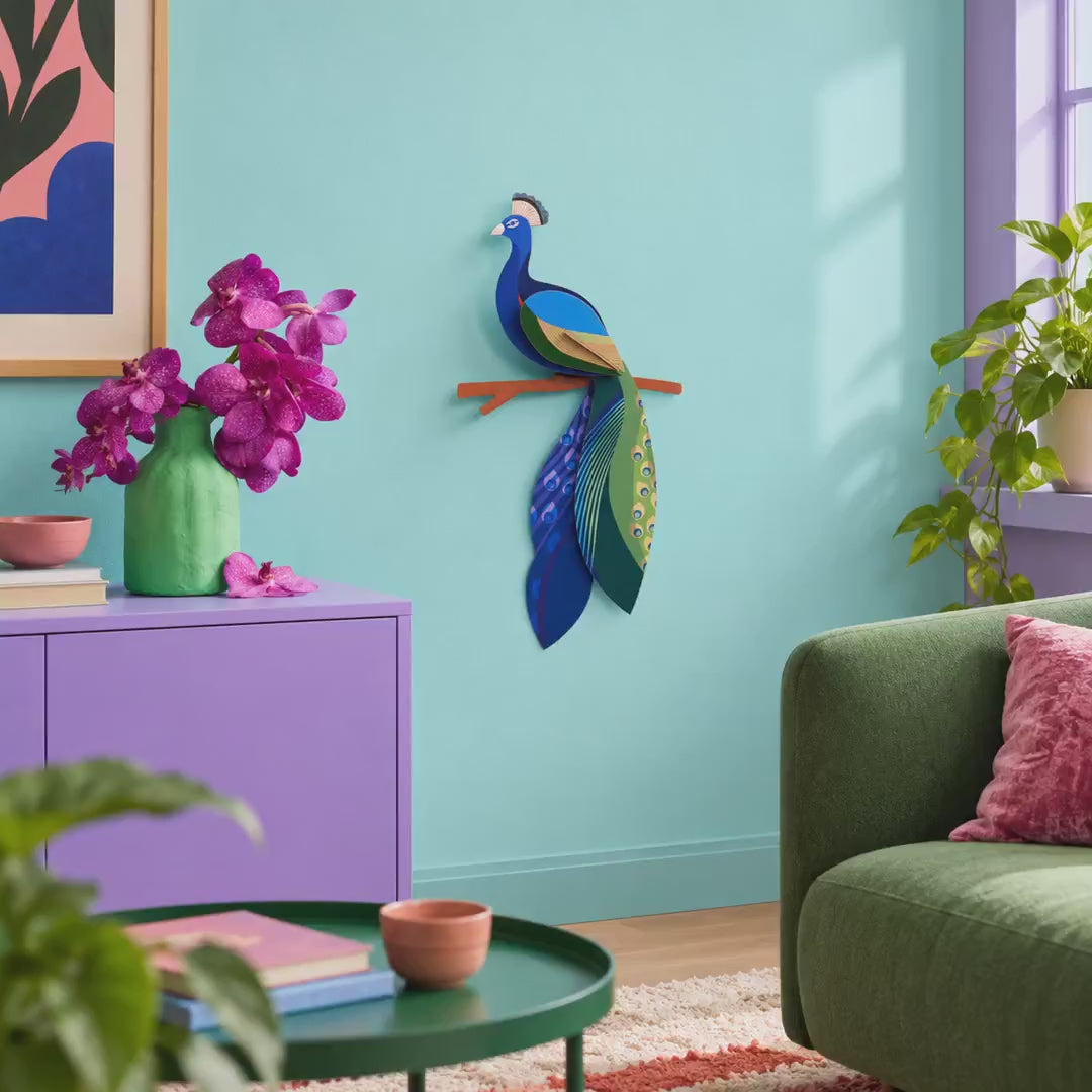 Indlæs video: Paradisfugl Peacock – 3D-vægdekoration fra Studio ROOF