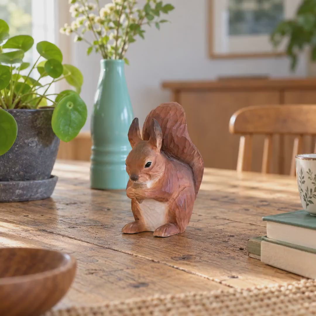 Indlæs video: Rødt egern – træfigur fra Wildlife Garden