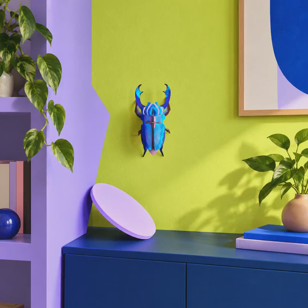 Indlæs video: Azure Stag Beetle – 3D-vægdekoration fra Studio ROOF - Udgår