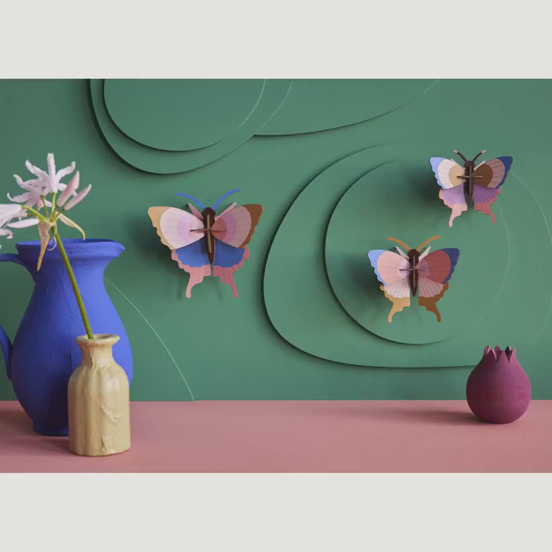 Indlæs video: Gold Rim Butterflies, 3 stk. – 3D-vægdekoration fra Studio ROOF