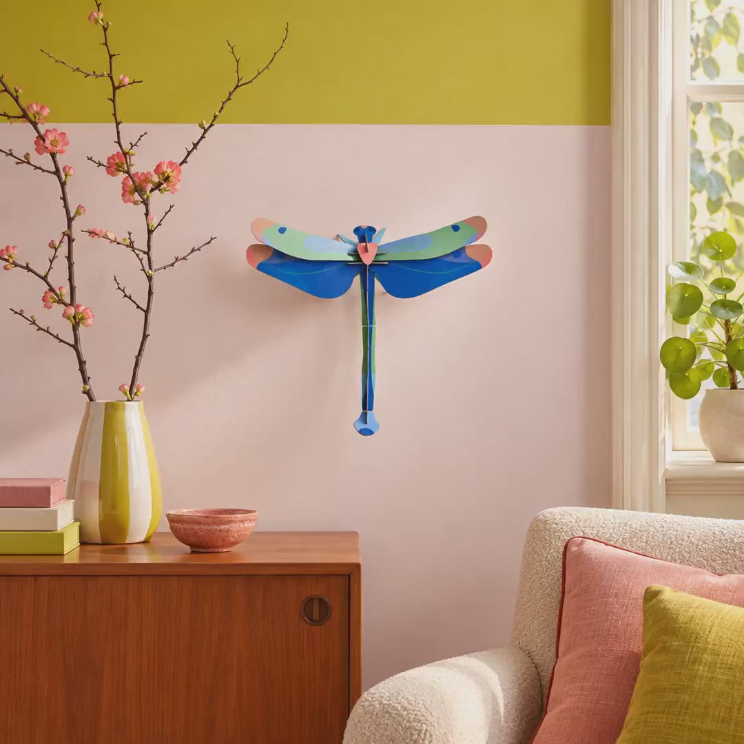 Indlæs video: Blue Dragonfly – 3D-vægdekoration fra Studio ROOF - Udgår