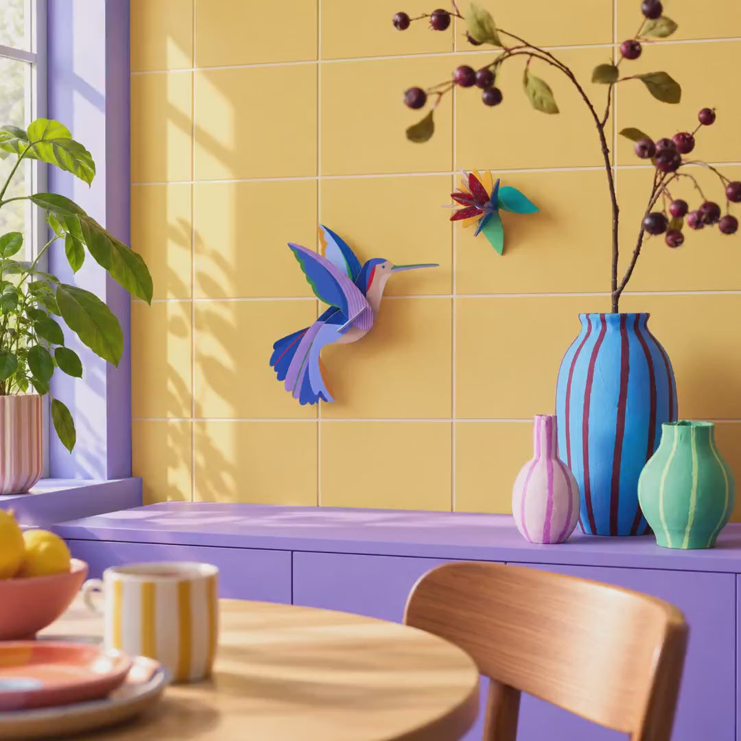 Indlæs video: Paradisfugl Hummingbird – 3D-vægdekoration fra Studio ROOF