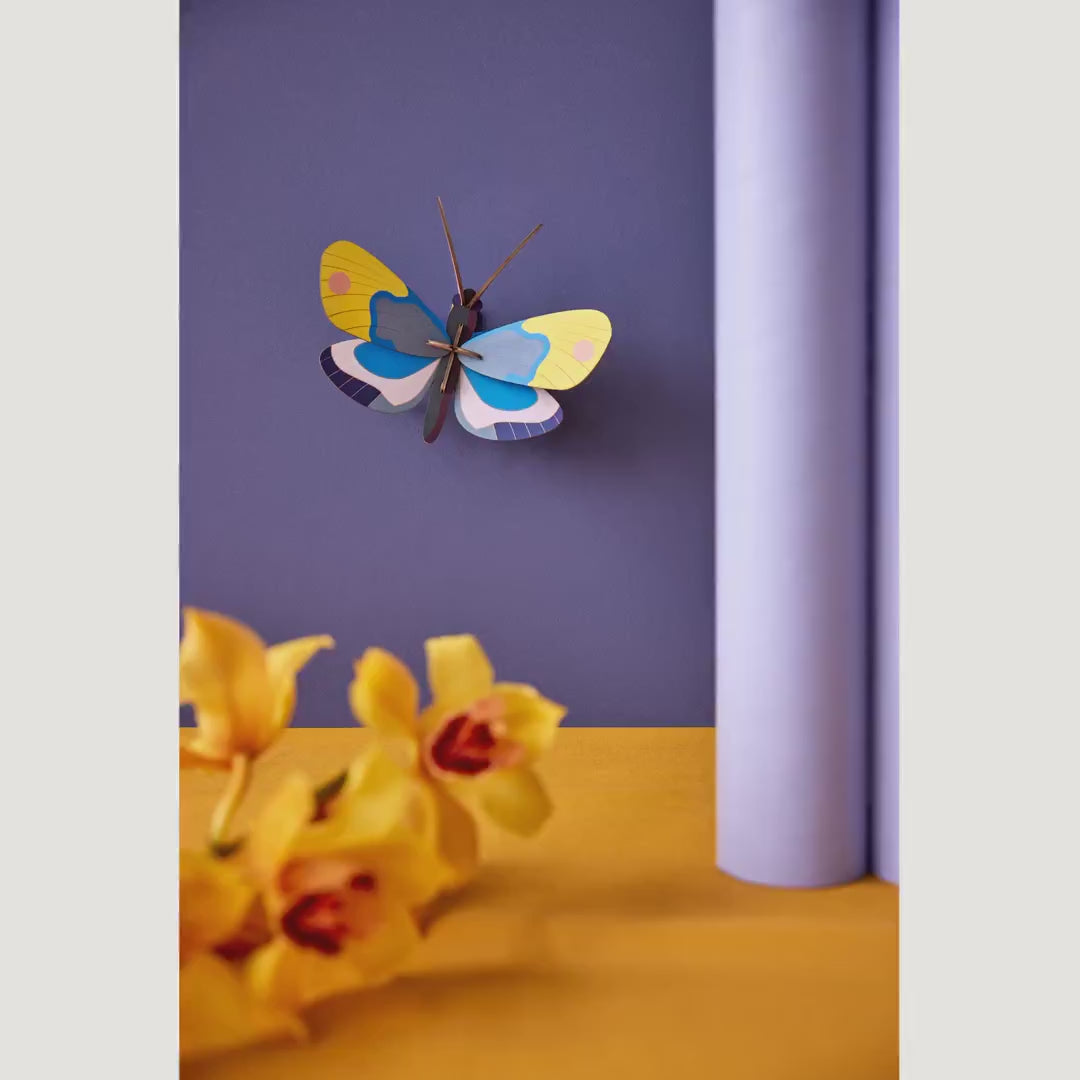 Indlæs video: Yellow Monarch Butterfly – 3D-vægdekoration fra Studio ROOF