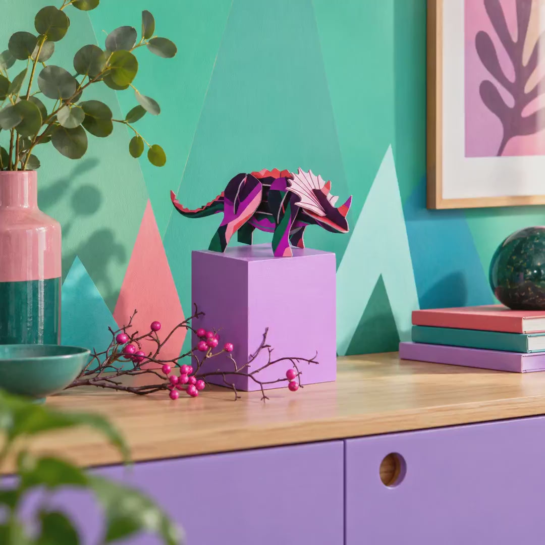 Indlæs video: Triceratops – 3D-figur fra Studio ROOF