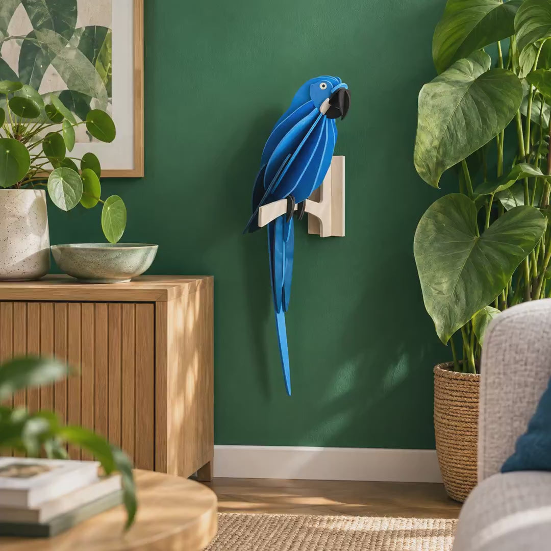 Indlæs video: Blå ara (Hyacinth Macaw) – saml selv-træfigur fra Lovi - Udgår