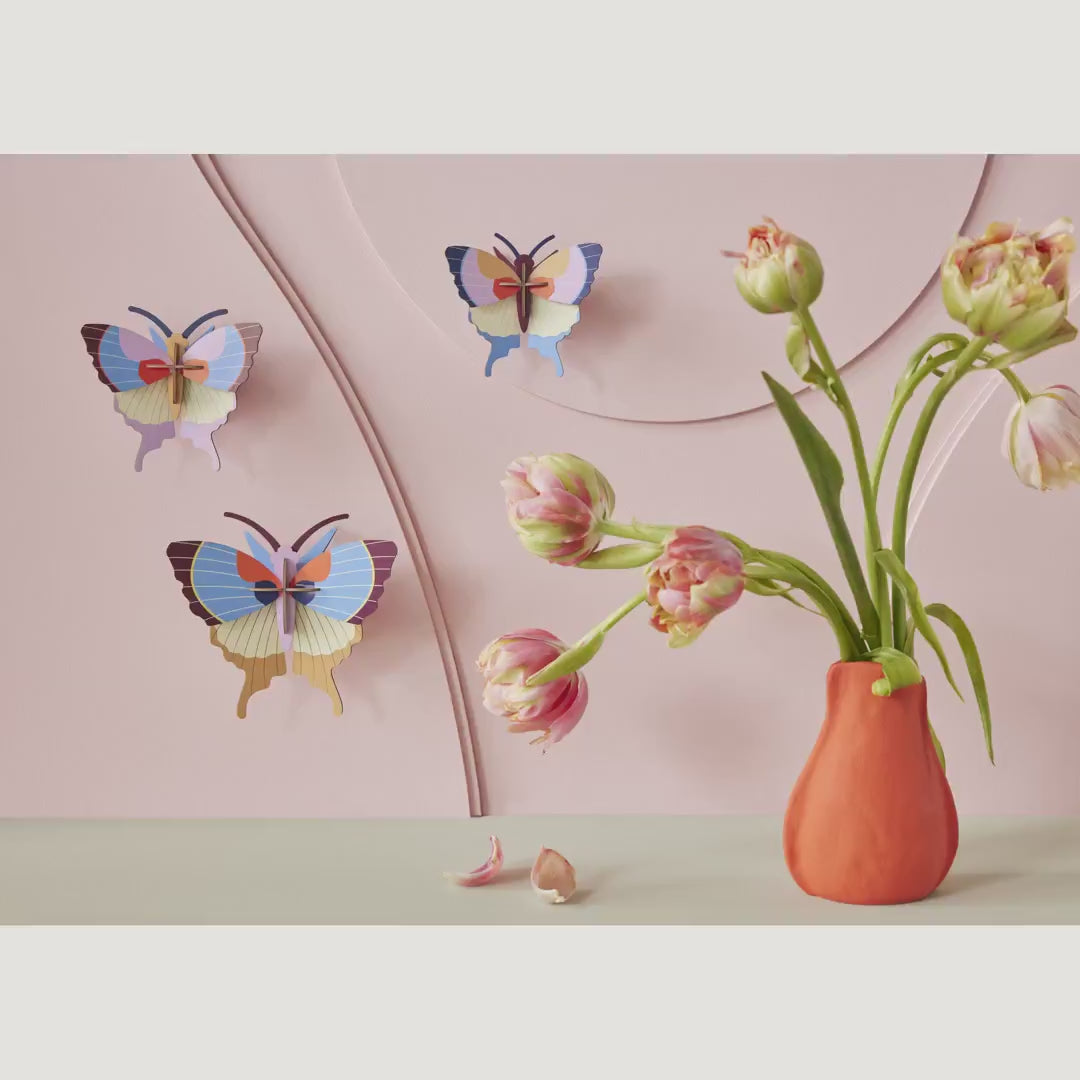 Indlæs video: Plum Fringe Butterflies, 3 stk. – 3D-vægdekoration fra Studio ROOF